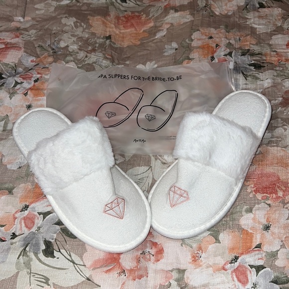 White slippers - Picture 1 of 5